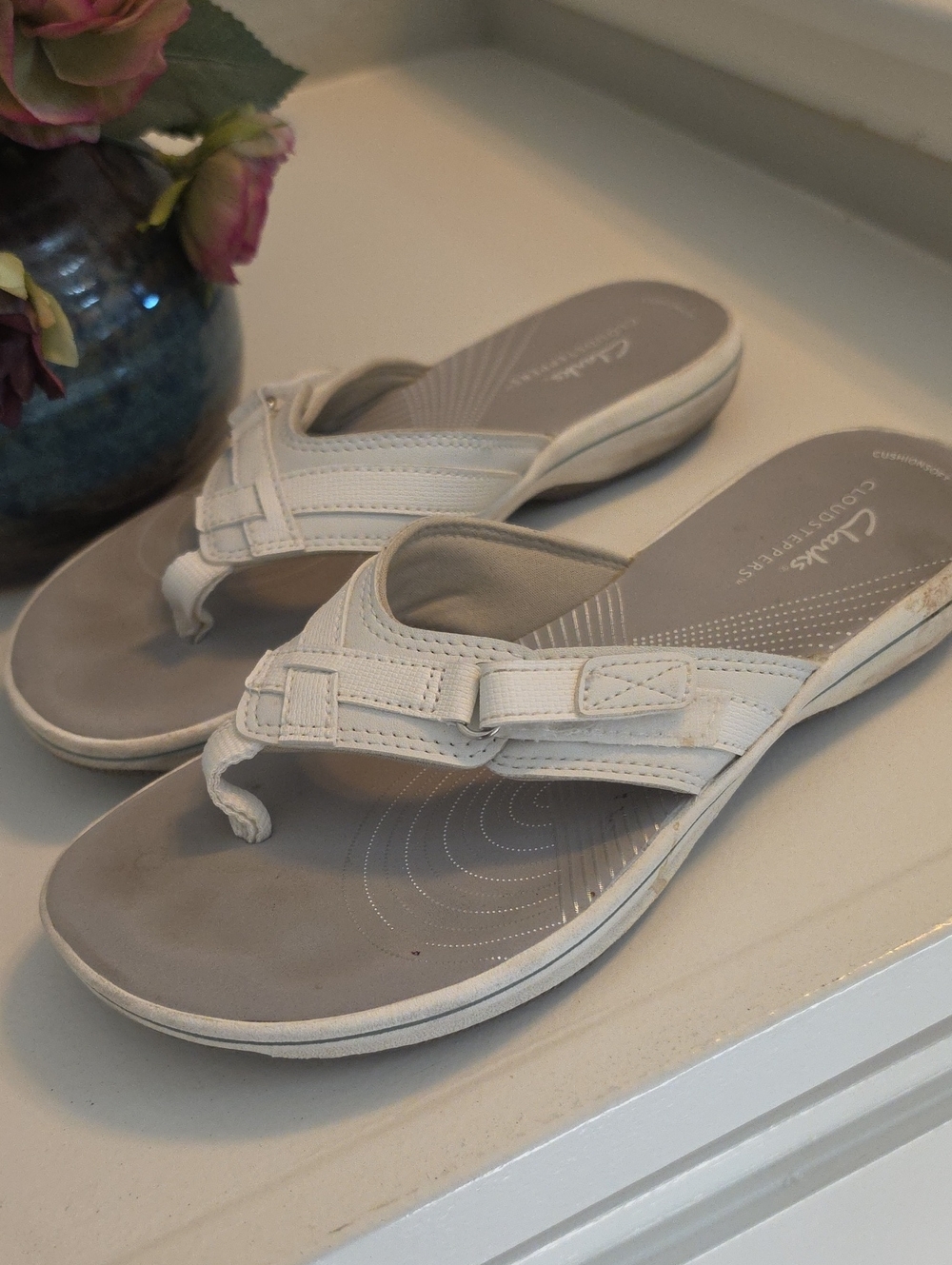 Clarks White and Gray Leather Thong Sandals